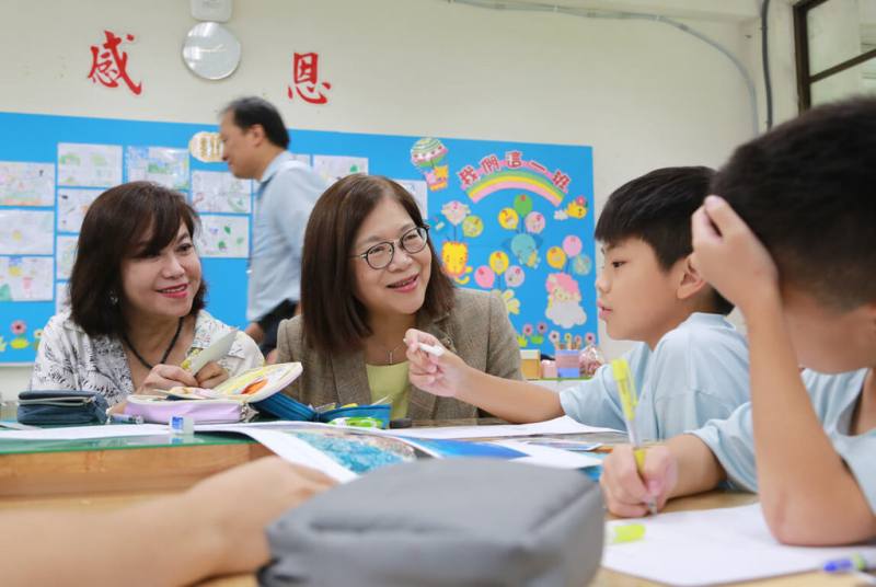 海洋委員會主委管碧玲（坐者左2）、基隆市副市長邱佩琳（坐者左）等人30日到基隆市建德國小參加「海洋科學序列教材」公開觀課活動，並加入學生團隊共同討論海洋與人類的關係。（國家海洋研究院提供）