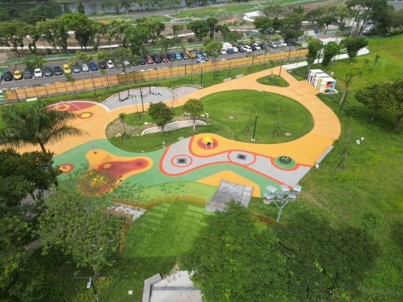 新北市新店區新店溪親情河濱公園的共融遊戲場「親子夢遊天地」5月31日完工啟用，占地約1.7公頃，除有親子遊戲功能，也設置與景觀、材質和諧的塊石空間提供民眾休息使用。（新北市高灘處提供）