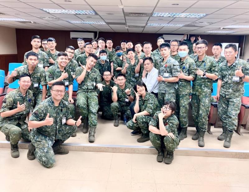 裝訓部辦理心輔講座，鼓舞官兵勇敢面對各種挑戰，迎回自信人生。（裝訓部提供）