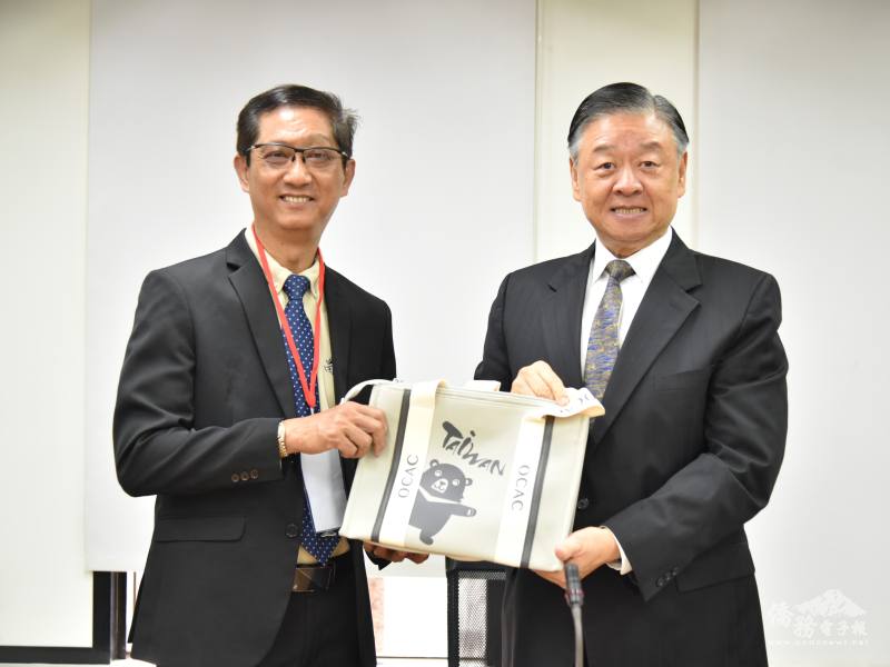 呂元榮代表僑委會贈送紀念品給峇株留臺同學會