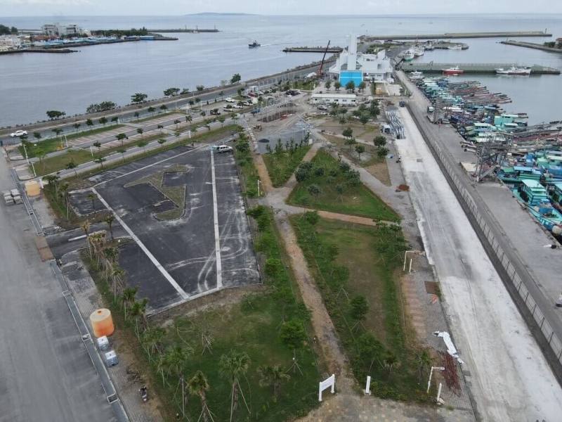 屏東縣新建鹽琉線船運服務中心近完工，預計6月中旬可試營運，在候船室周邊並有海洋廣場、觀海區和停車場等，可紓解交通船擁擠及停車需求。（屏東縣政府交通旅遊處提供）