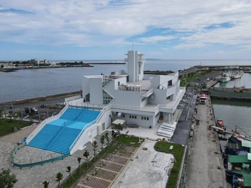 屏東縣新建鹽琉線船運服務中心近完工，建物主體為3層樓，1樓是主要候船空間、便利商店及服務諮詢站，2樓是紀念品、輕食區、展示區及辦公空間，3樓則設有觀景平台。（屏東縣政府交通旅遊處提供）