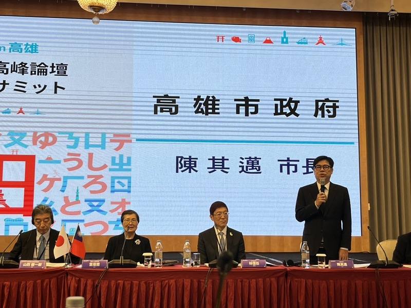 第15屆台日觀光高峰論壇5月31日在高雄登場，高雄市長陳其邁（右）開場時致詞歡迎日方代表，希望透過此次的觀光交流，讓台日雙方能夠更加緊密，加速雙邊旅客互訪。