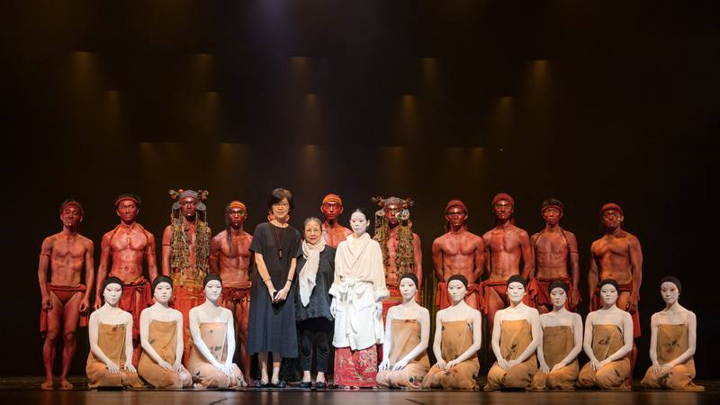 無垢舞蹈劇場創團作「醮」1995年在台北國家戲劇院首演，時隔29年後，31日起將重返國家劇院演出，藝術總監林麗珍（前左5）、兩廳院藝術總監劉怡汝（前左4）30日在彩排記者會中與舞者同台合影。（國家兩廳院提供／李佳曄攝）