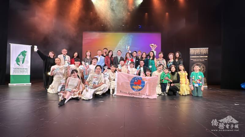 駐西雅圖辦事處處長甄國清、文教中心主任林美玲、日本駐西雅圖總領事伊従誠（Makoto Iyori）夫婦、僑務委員溫在興、僑務諮詢委員陳志賢、吳小燕等多位貴賓合影