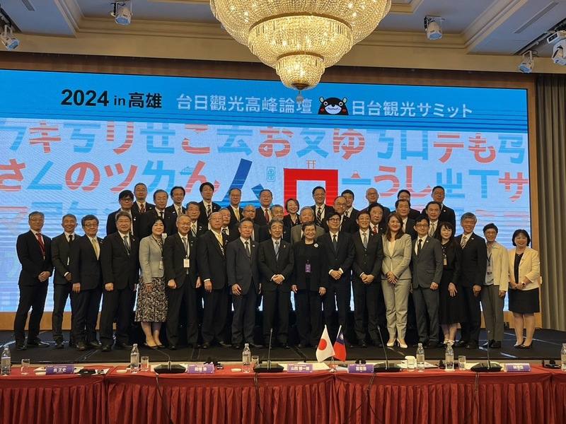 第15屆台日觀光高峰論壇5月31日在高雄登場，台灣觀光協會會長葉菊蘭（前右9）、高雄市長陳其邁（前右8）與日本觀光振興協會會長山西健一郎（前左9）、日本觀光廳參與田端浩（前左8）等合影。