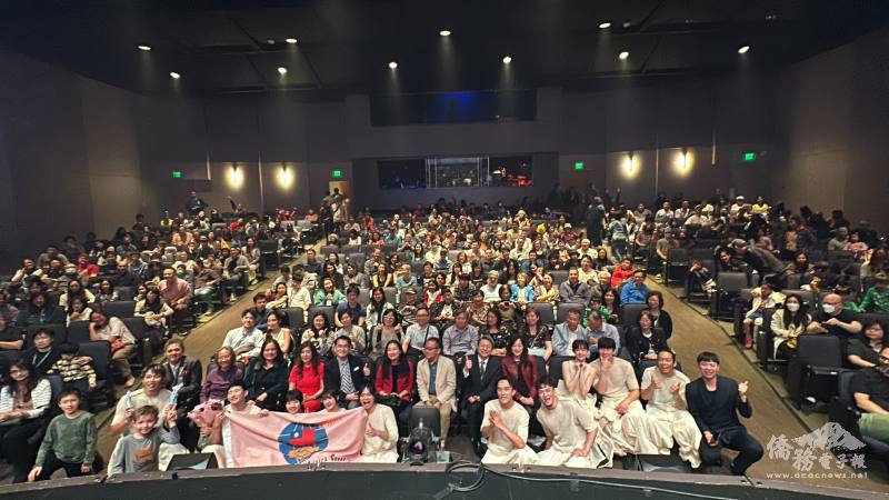 與現場觀眾合影