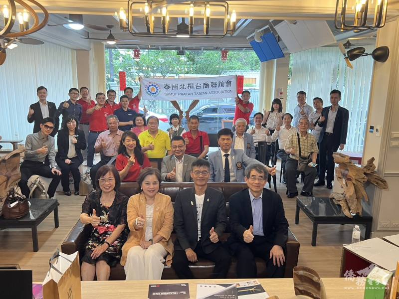 Mr.Ken 肯氏吊扇風之美學企業參訪合影。前排左至右為泰國臺灣商會輔導總會長郭修敏、臺灣會館主席張玲琴、顧問蘇阿肯及駐泰國代表處大使張俊福；後排左至右為北欖聯誼會會長林宇馨、總商會名譽總會長張冠昌、總商會監事長章維斌
