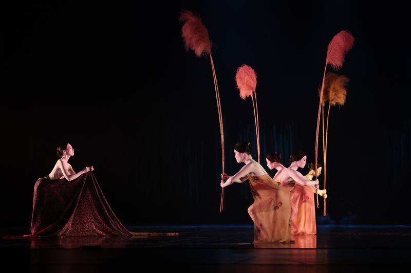 無垢舞蹈劇場創團大作「醮」融合舞蹈、南管吟唱及民間信仰等元素，31日起將在台北國家戲劇院經典再現，30日彩排記者會上率先呈現精彩片段。