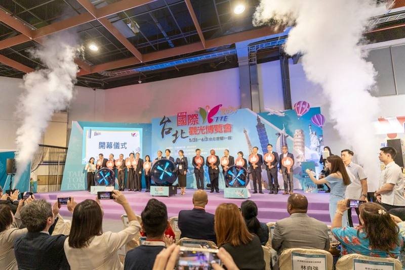 總統與現場貴賓一同進行啟動儀式