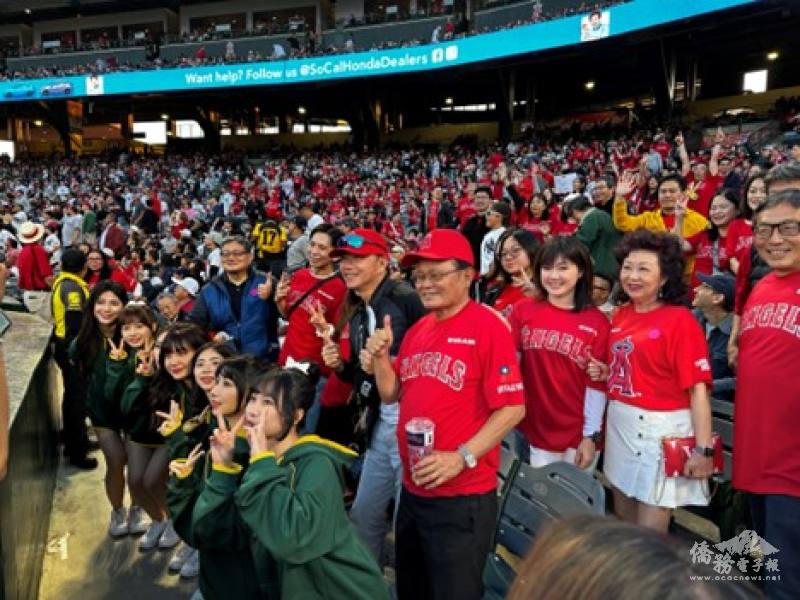 上千名僑胞與球迷到場支持