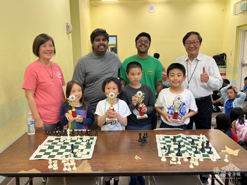 Fremont東方中文學校結業式 校長羅士雄(後排右一) 頒發西洋棋優勝選手獎盃