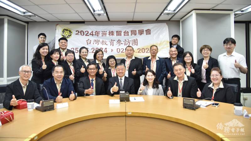 峇株留臺同學會拜會僑委會合影，左三莫壯飛，右三王怡如