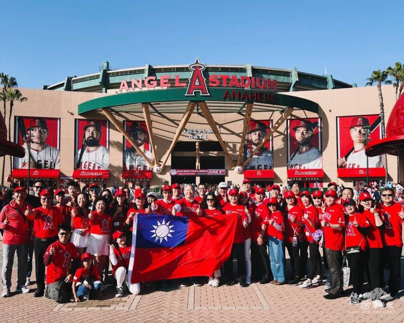 眾多熱情僑胞與駐美代表大使俞大㵢於天使隊球場合影