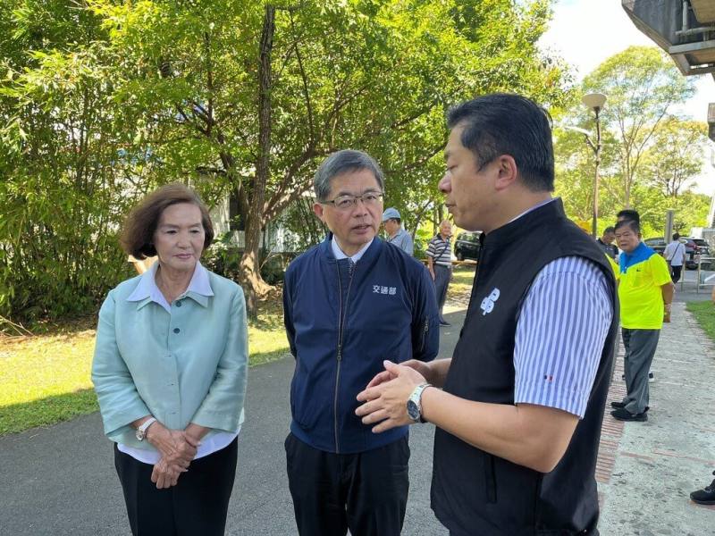 高鐵延伸宜蘭計畫已選定站址設在縣府南側，立法院交通委員會5月30日前往宜蘭考察，交通部長李孟諺（前中）、宜蘭縣長林姿妙（前左）、民進黨立法委員陳俊宇（前右）等人一同現勘高鐵宜蘭站址。（交通部提供）