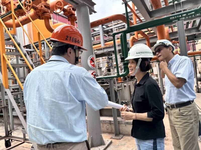高雄「淨零學院」30日邀「產業淨零大聯盟」30多家石化業者前往中鋼小港「鋼化聯產」先導工場交流，高雄市環保局長張瑞琿（中）也同行。（高雄市環保局提供）