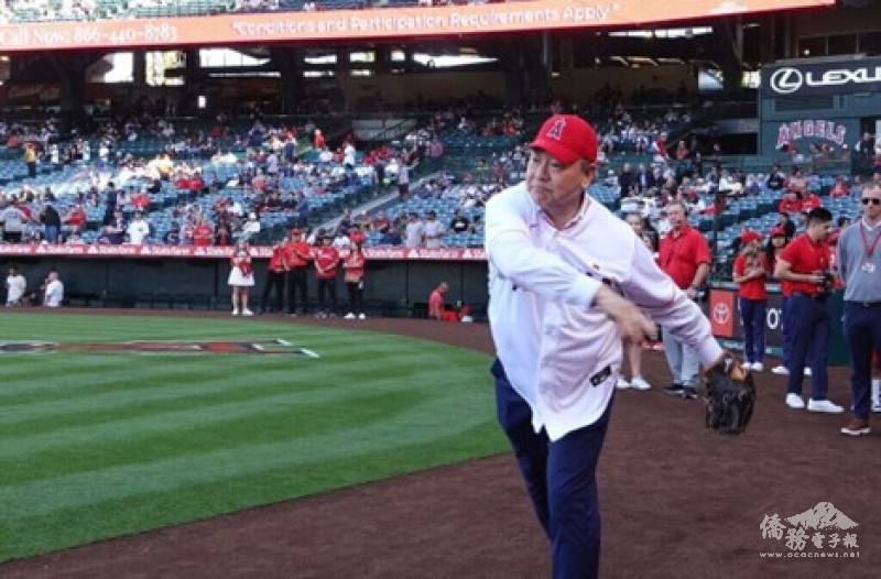 俞大㵢開球英姿