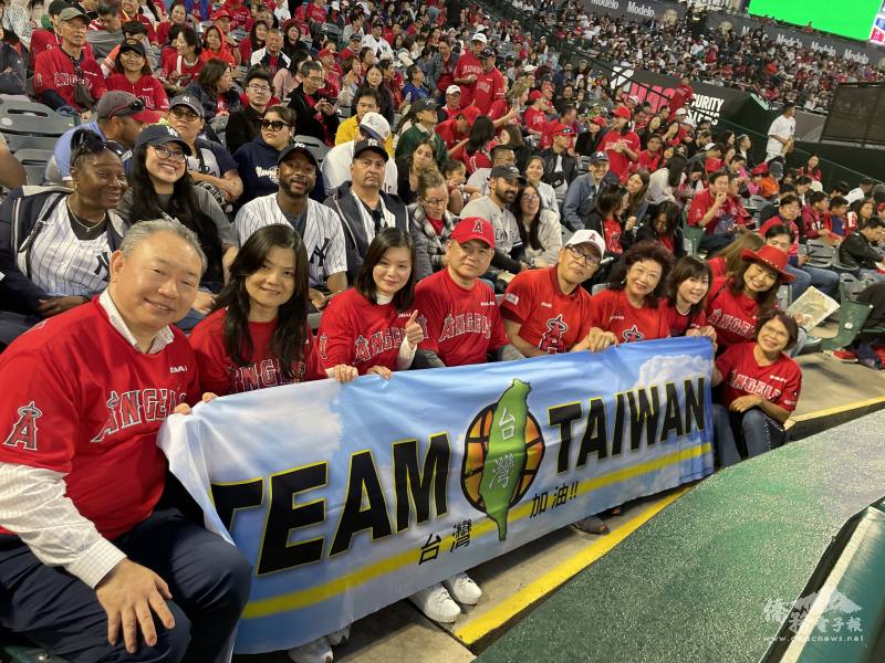 俞大㵢伉儷(左1、2)、駐洛杉磯辦事處處長紀欽耀伉儷(左3、4)、僑務委員汪蔚興(左5)、北美洲臺灣商會聯合總會監事長林翠雲(右4)、橙縣文教中心主任蕭蓓如(右3)與熱情僑民大合照