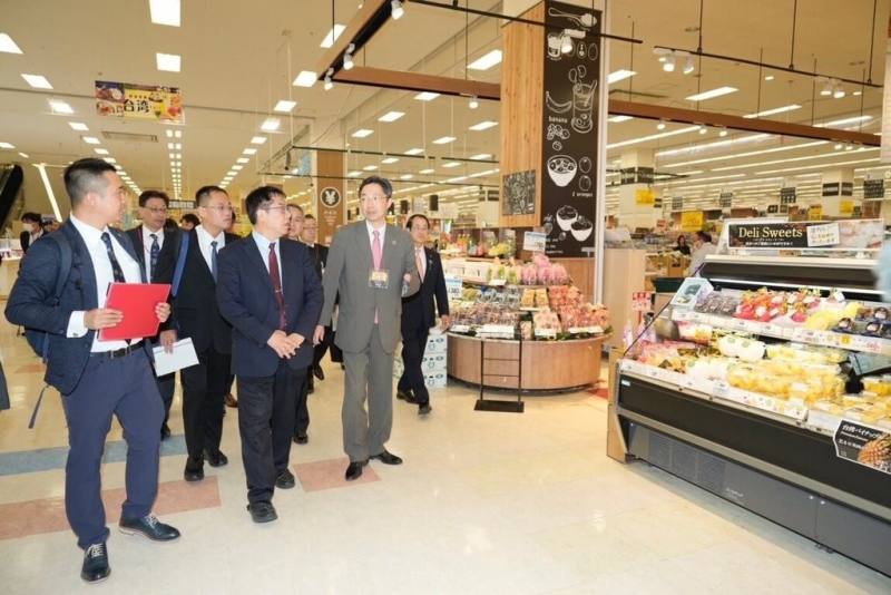 日本熊本縣大型購物中心「永旺夢樂城」1日起推出台灣展，台南市長黃偉哲（前右2）親自走訪，行銷台南農特產及觀光。（台南市政府提供）