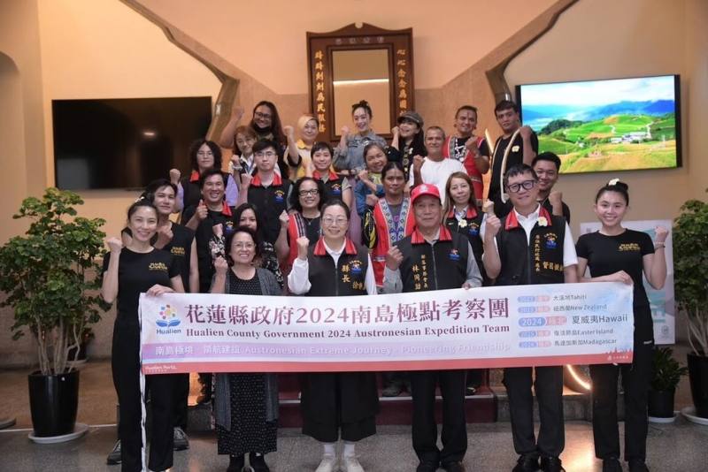 花蓮縣政府邀集專家學者、原住民表演藝術工作者及工藝師組成參訪團，並由花蓮縣長徐榛蔚（前左3）領軍，4日將啟程赴夏威夷交流。（花蓮縣政府提供）