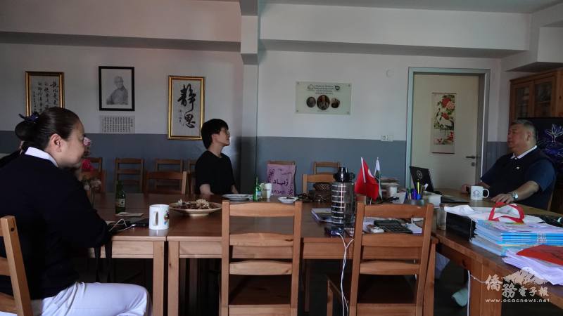 志工們向黃雅農介紹滿納海學校的由來