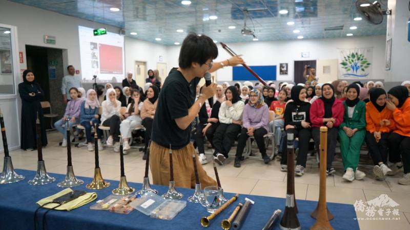 黃雅農從巴烏、管子、卡腔、口弦到嗩吶逐一講解並演奏