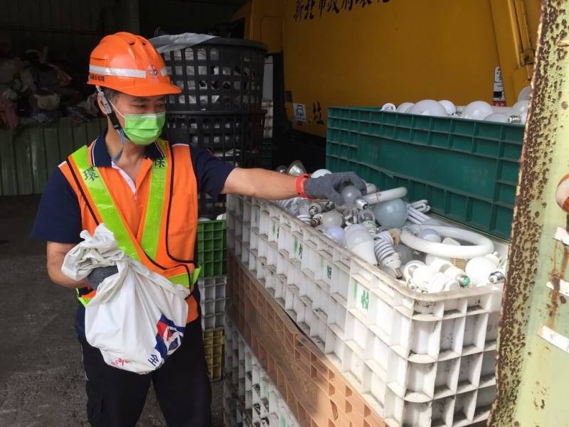 新北市環保局1日表示，萬里區清潔隊員高文龍日前處理資源回收物時，發現一袋回收燈泡裡遺留現金新台幣20萬元，立即報警處理尋回失主歸還。（新北環保局提供）