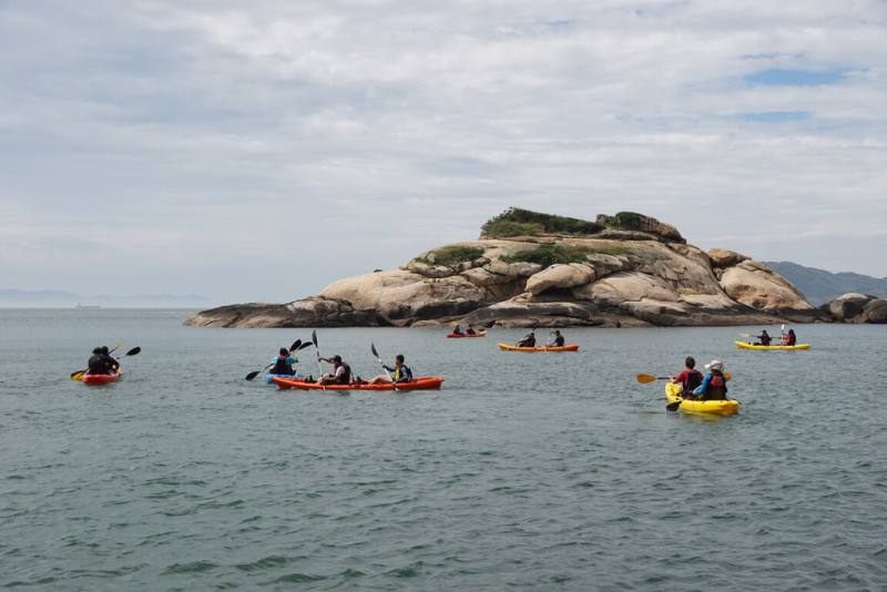 連江縣中山國中31日接待來自台北市瑠公國中的參訪師生，安排北市學生體驗學習中山國中「必修」的海上獨木舟，並挑戰從芹壁海岸划到龜島。（中山國中提供）