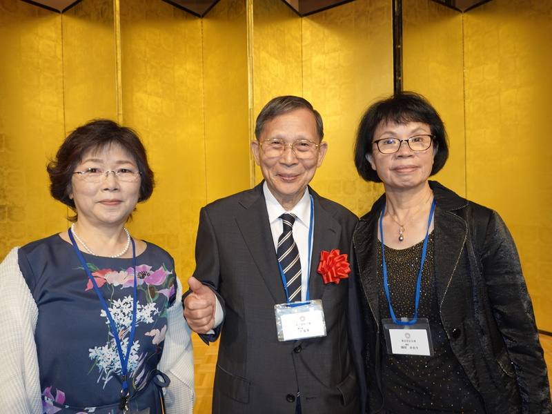 由客家鄉親組成的東京崇正公會1日在東京雅敘園酒店舉辦懇親大會，由李克順（中）接任新會長。圖左為東京崇正公會出納福田友美，圖右為李克順的妻子。