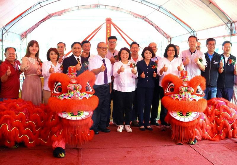 嘉義市肉品市場冷鏈處理相關設施更新工程2日舉行動土典禮，由市長黃敏惠（前排中）主持，民進黨立委王美惠（前排右4）、嘉義市議長陳姿妏（前排右5）等人出席。