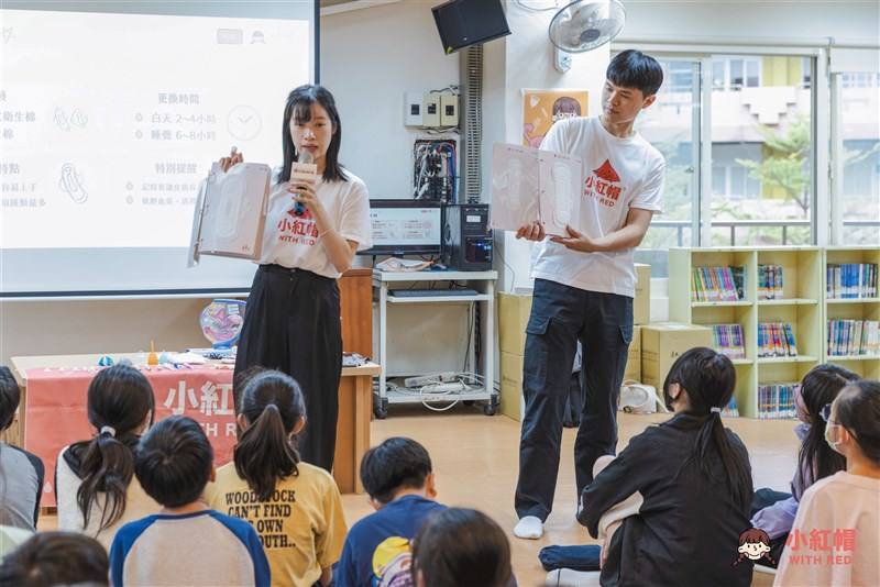 With Red staff talks to students during a teaching demonstration session of the 50/100 program at Dingpu Elementary School in Hsinchu on Nov. 14, 2023. Photo courtesy of With Red June 1, 2024
