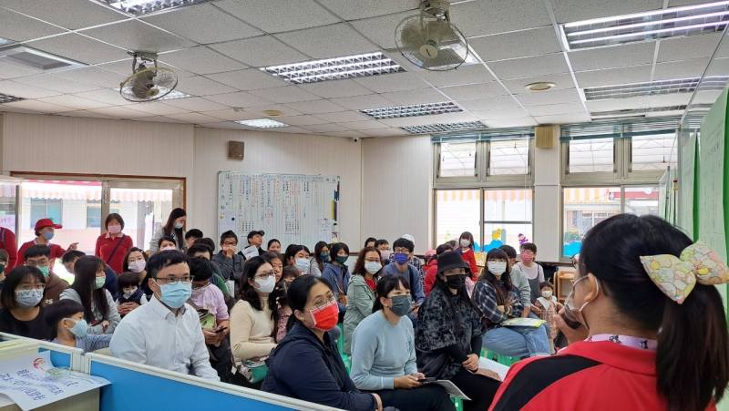 產業園區非營利幼兒園招生迴響熱烈 家長肯定優質服務(楠梓園區非營利幼兒園家長說明會現場照)