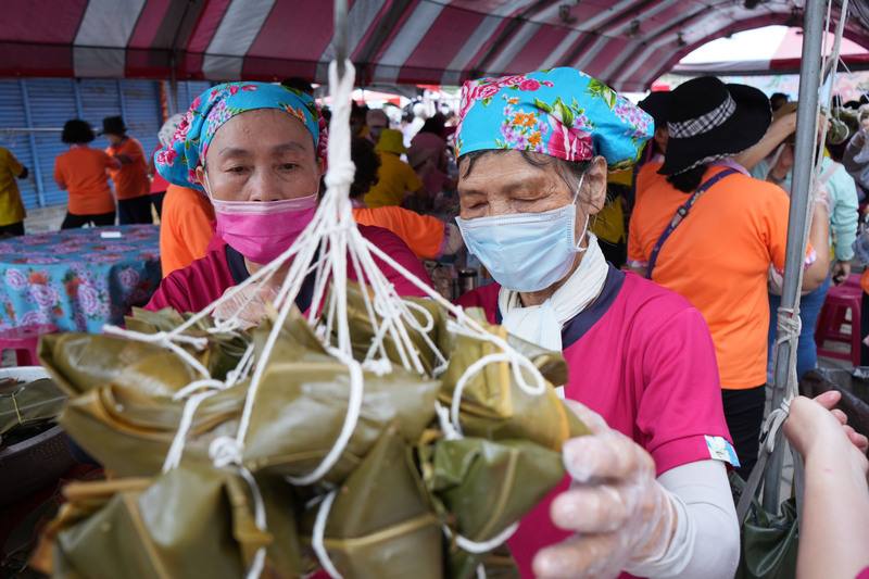 屏東縣政府1日起連續2天在佳冬老街舉辦「2024屏東好客米食節」，首日百人包粽活動邀請各鄉客庄參與。