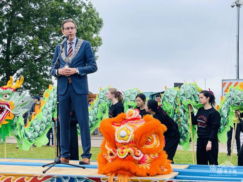 阿姆斯多芬巿長賈波柯‧波朋斯(Tjapko Poppens)應邀致詞