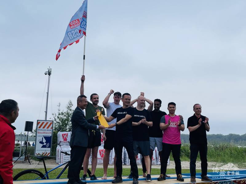 明緯集團創辦人林國棟頒發冠軍獎項予CSR隊