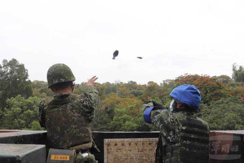陸軍步兵第104旅實施手榴彈實彈投擲訓練。（陸軍步兵第104旅提供）