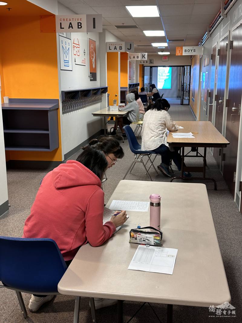 認字檢定是在走廊上，以一對一的方式進行