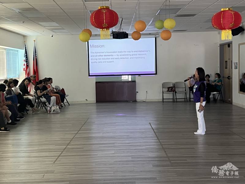 葉愛珠介紹阿茲海默症協會的使命、願景和工作重點