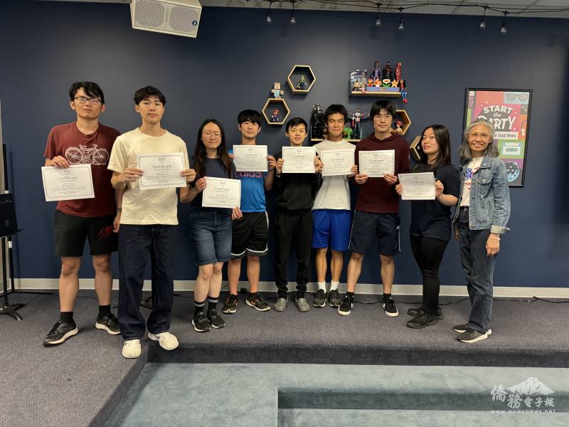 所有高年級班的學生都通過檢定，高興地和老師陳翎玥合影