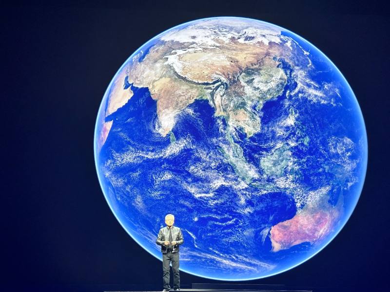 輝達執行長黃仁勳秀出「數位孿生地球（Earth-2 氣候數位孿生雲端平台）」，以AI來精準預測區域天氣，且介紹影片中的中文旁白，更是透過AI訓練生成的虛擬黃仁勳配音。(謝佳興 攝)