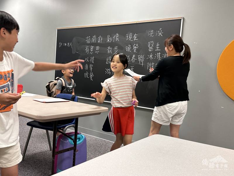 二年級的老師陳怡君在檢定考試之前，幫學生做最後的衝刺複習