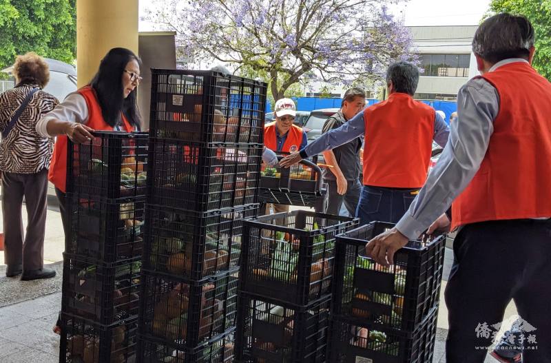 愛心單位贊助分享物資包括新鮮蔬菜水果、罐裝食品、生活日用品以及保暖毯子等