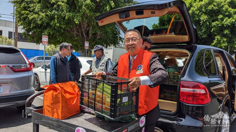 總統府國策顧問田詒鴻親自為鄉親長輩們搬運物資