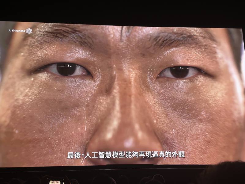 輝達執行長黃仁勳表示，AI應用可望進入「數位人類」(digital humans)階段，讓AI能夠像人一樣的互動，不但視覺可模擬出毛細孔，說話也會如同真人一樣。(謝佳興 攝)