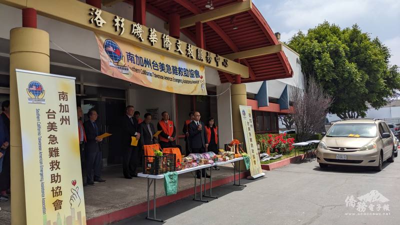 文教中心門口及停車場湧入領取物資車潮