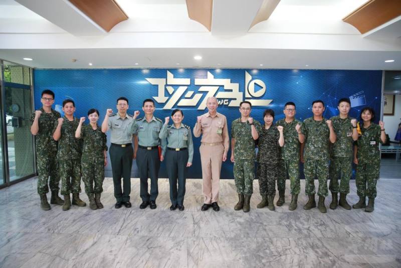 梅總長31日視導心戰大隊，與官兵代表合影。（軍聞社記者李忠軒攝）