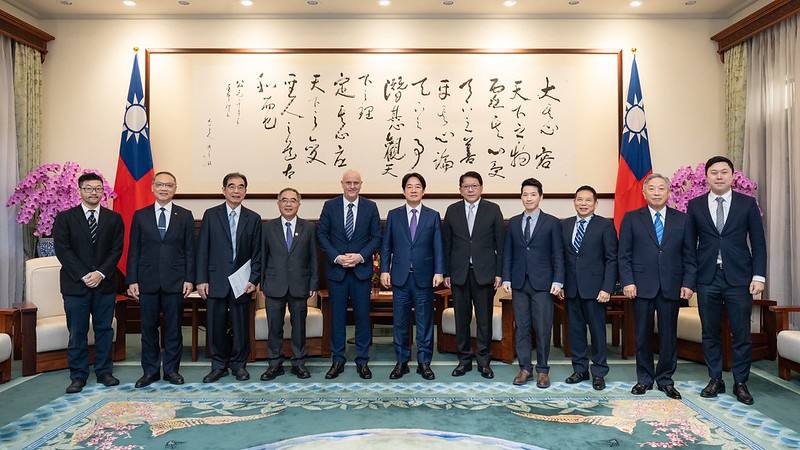 總統與「世界和平基金會主席尤韋．莫拉韋茨一行」合影