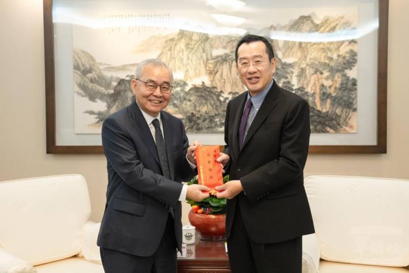 黃理事長致贈加菜金。（軍聞社記者呂尚俞攝）