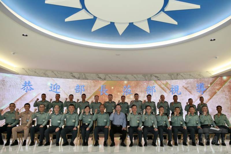 國防部長顧立雄3日履新視導陸軍司令部，與陸軍高階幹部合影。（軍聞社記者李忠軒攝）