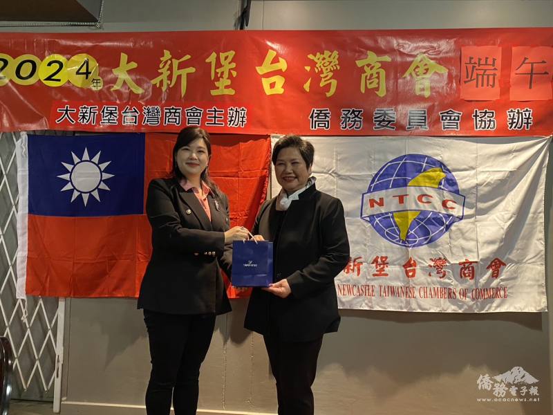 陳葦菱致贈禮品予第十屆立法委員溫玉霞